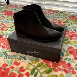 Universal Thread Size 8 Black Ankle Booties with back zippers NWB